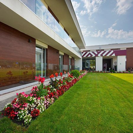 Outlet Hotel Polgar Bagian luar foto