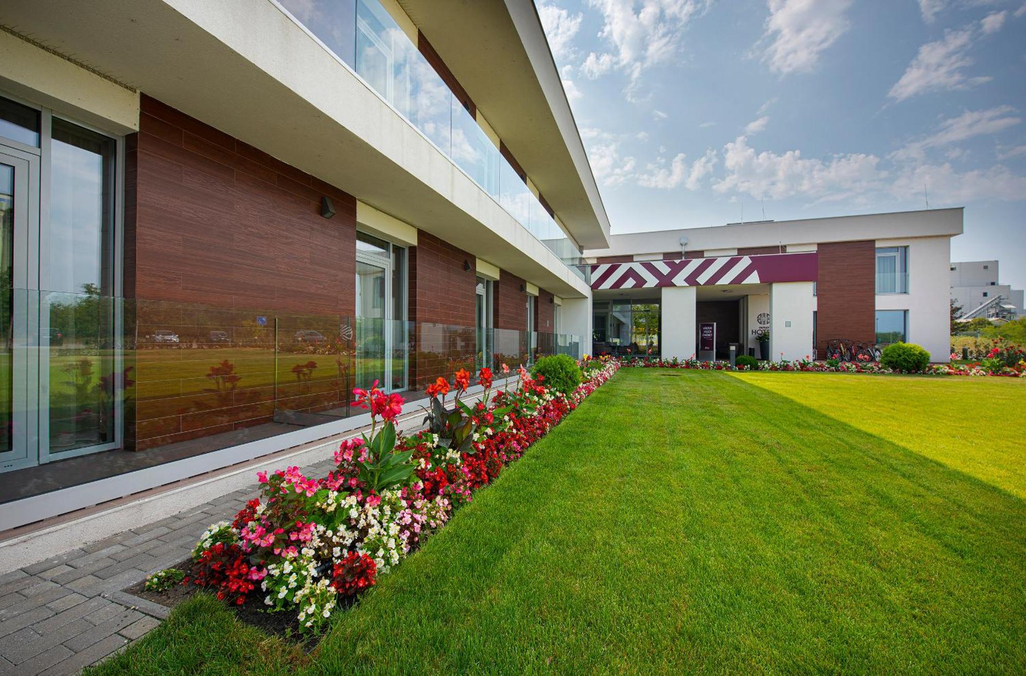 Outlet Hotel Polgar Bagian luar foto