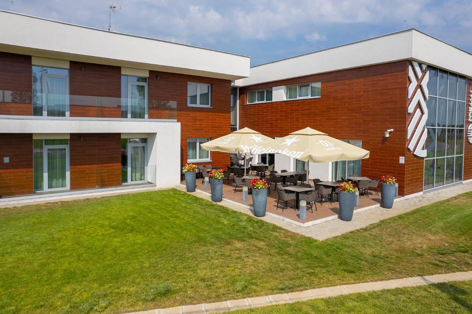 Outlet Hotel Polgar Bagian luar foto