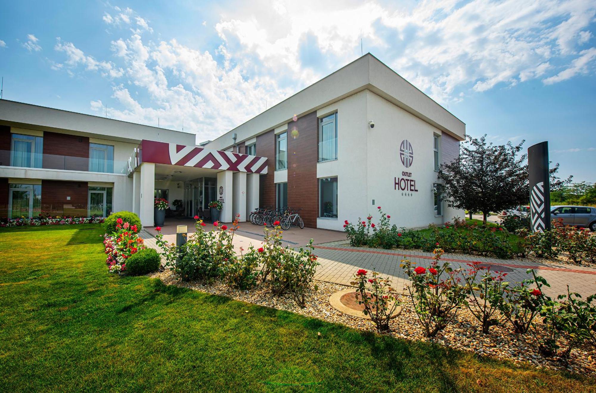 Outlet Hotel Polgar Bagian luar foto