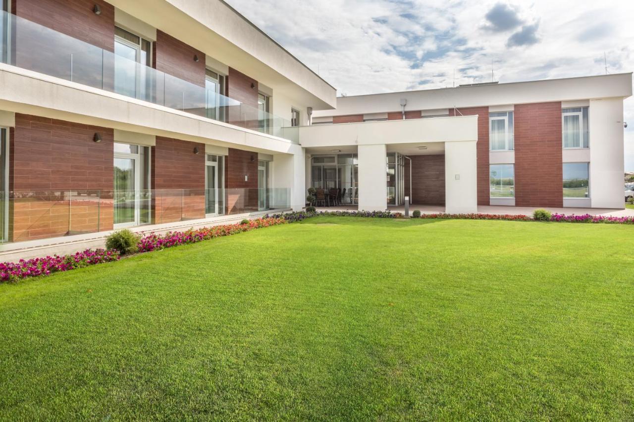 Outlet Hotel Polgar Bagian luar foto