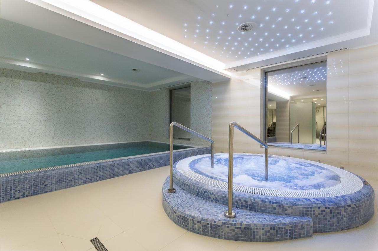 Outlet Hotel Polgar Bagian luar foto